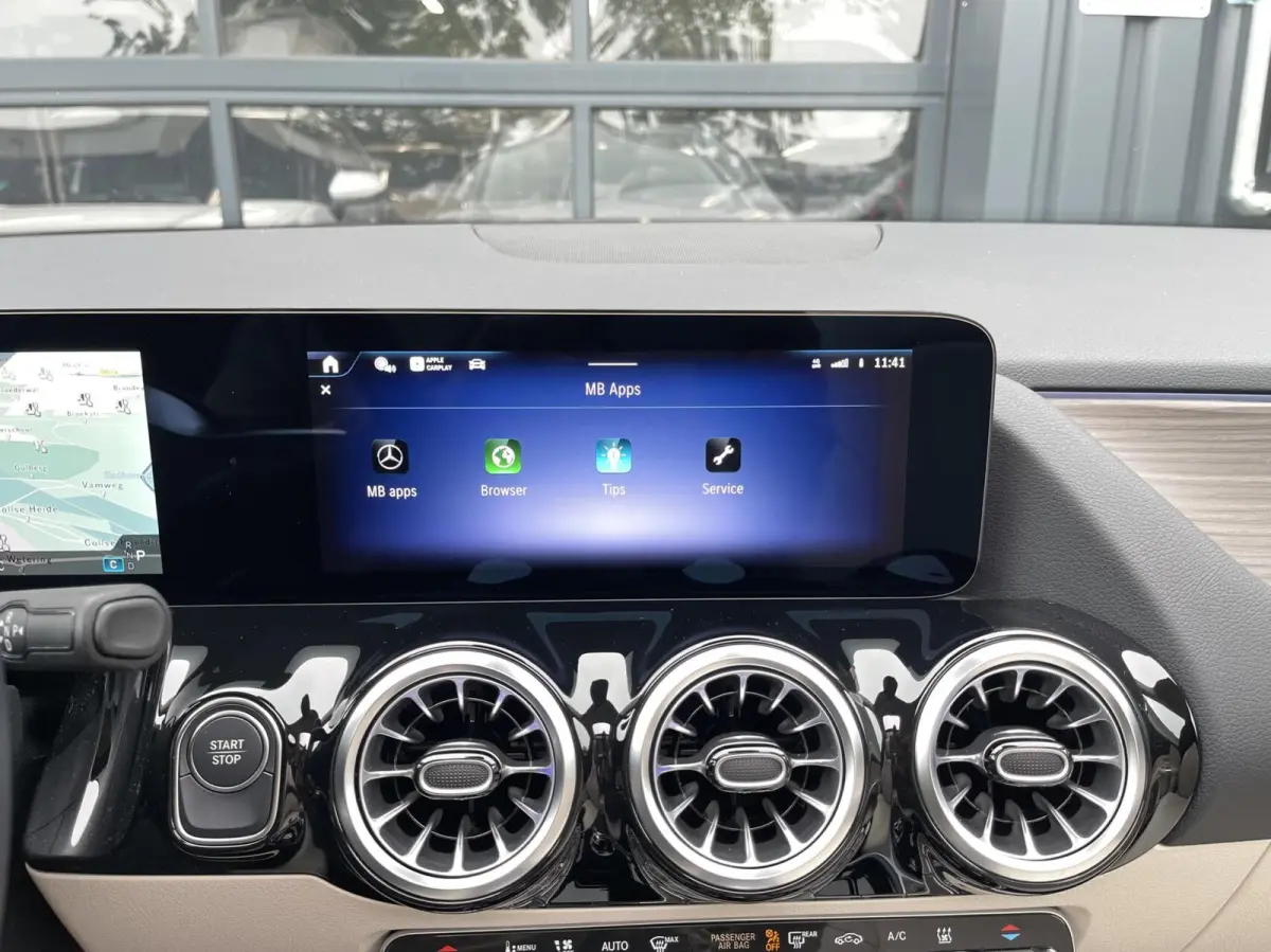 250+ Business Solution Luxury 71 kWh PANORAMADAK|SFEERVERLICHTING|LEER|CAMERA|CARPLAY|DODEHOEK ASSIST|WINTER PAKKET|MBUX