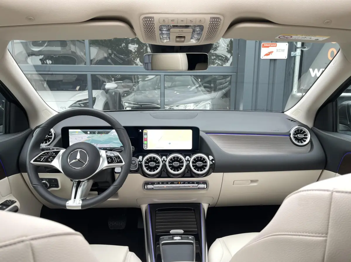 250+ Business Solution Luxury 71 kWh PANORAMADAK|SFEERVERLICHTING|LEER|CAMERA|CARPLAY|DODEHOEK ASSIST|WINTER PAKKET|MBUX