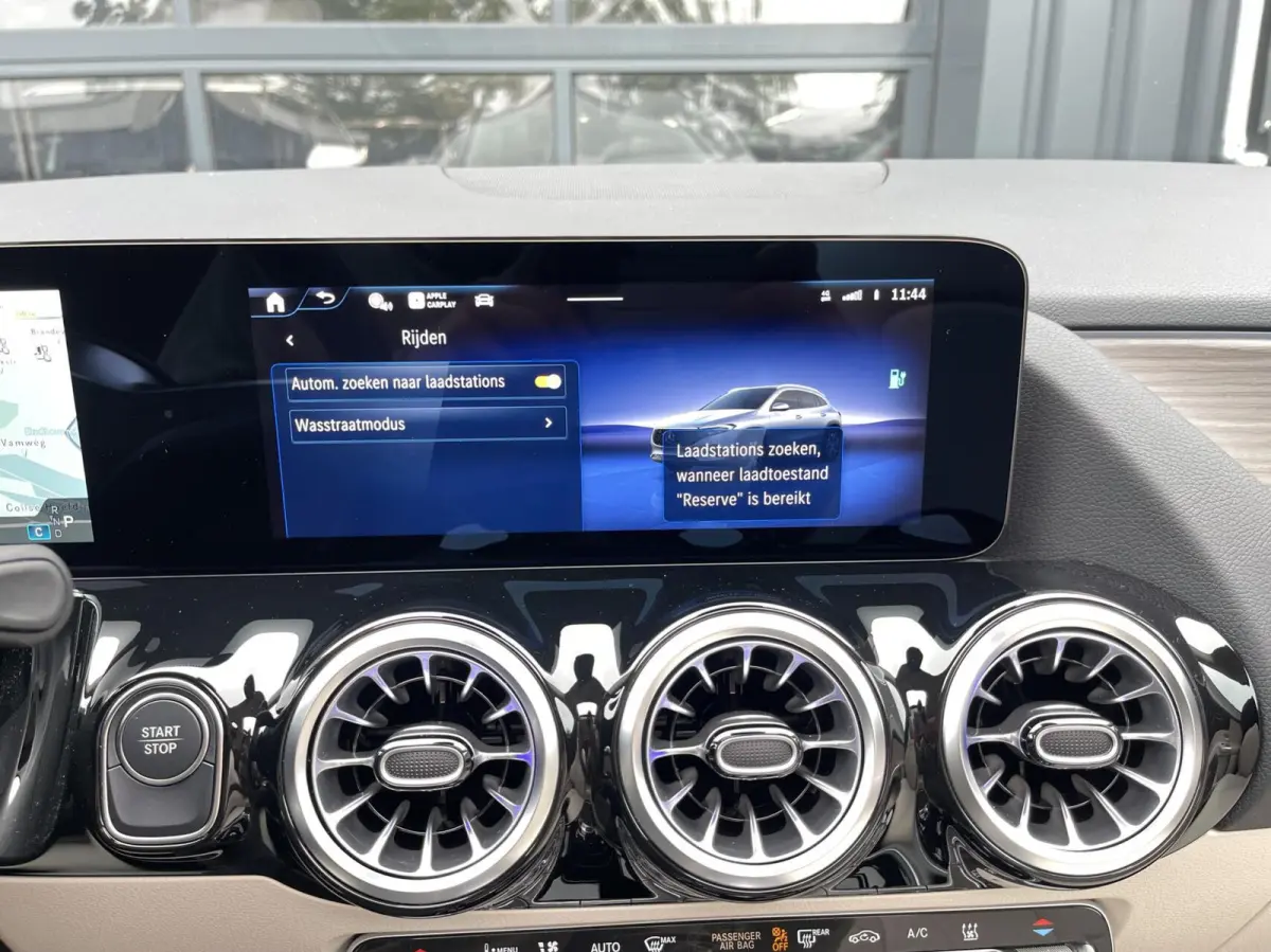 250+ Business Solution Luxury 71 kWh PANORAMADAK|SFEERVERLICHTING|LEER|CAMERA|CARPLAY|DODEHOEK ASSIST|WINTER PAKKET|MBUX