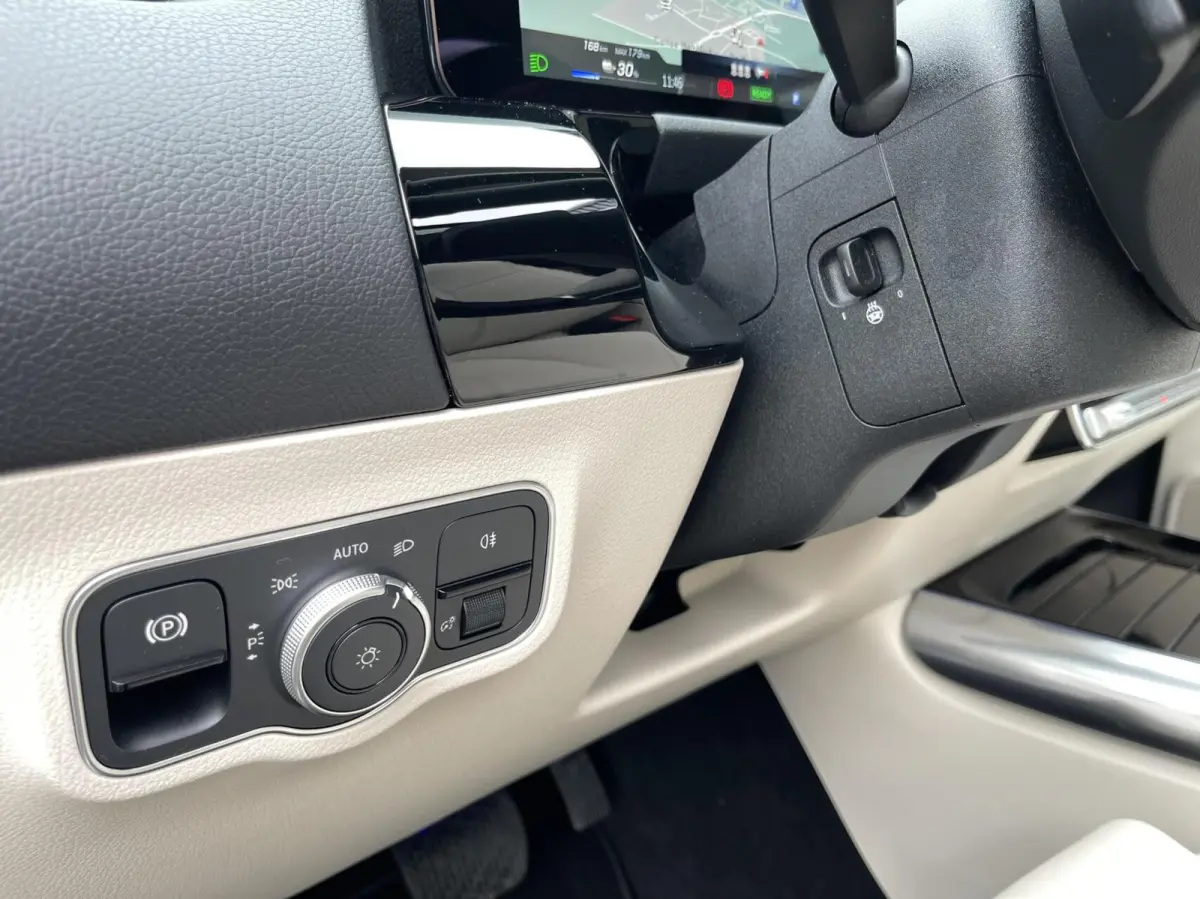 250+ Business Solution Luxury 71 kWh PANORAMADAK|SFEERVERLICHTING|LEER|CAMERA|CARPLAY|DODEHOEK ASSIST|WINTER PAKKET|MBUX