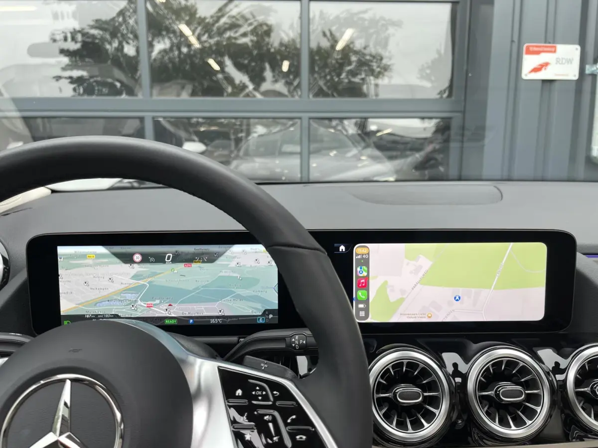 250+ Business Solution Luxury 71 kWh PANORAMADAK|SFEERVERLICHTING|LEER|CAMERA|CARPLAY|DODEHOEK ASSIST|WINTER PAKKET|MBUX