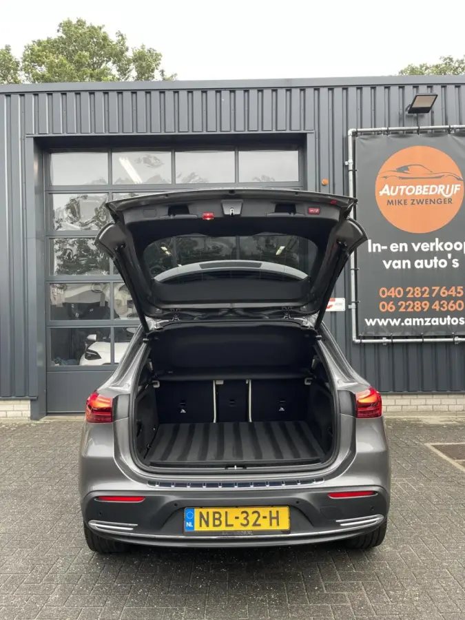 250+ Business Solution Luxury 71 kWh PANORAMADAK|SFEERVERLICHTING|LEER|CAMERA|CARPLAY|DODEHOEK ASSIST|WINTER PAKKET|MBUX
