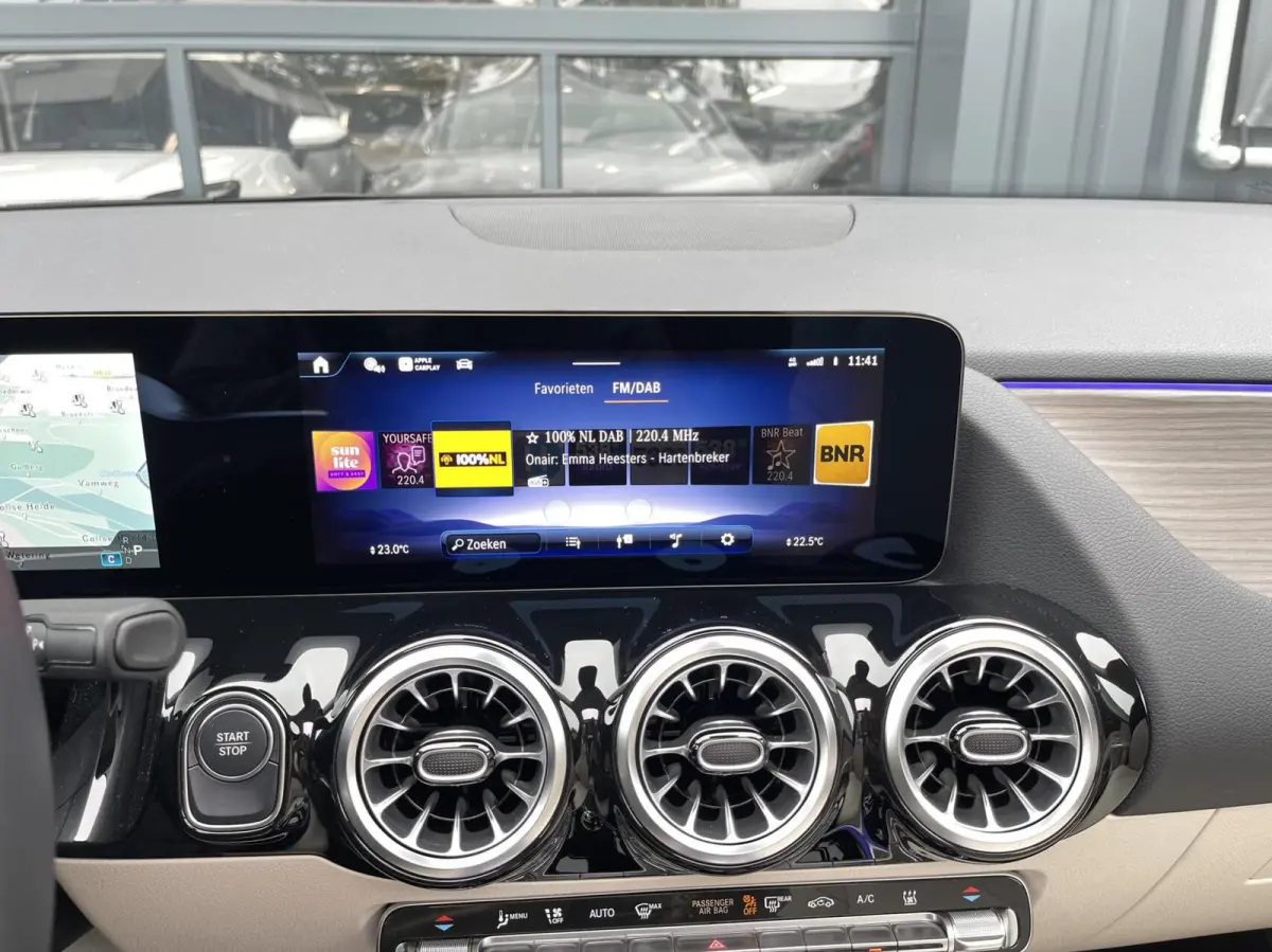 250+ Business Solution Luxury 71 kWh PANORAMADAK|SFEERVERLICHTING|LEER|CAMERA|CARPLAY|DODEHOEK ASSIST|WINTER PAKKET|MBUX