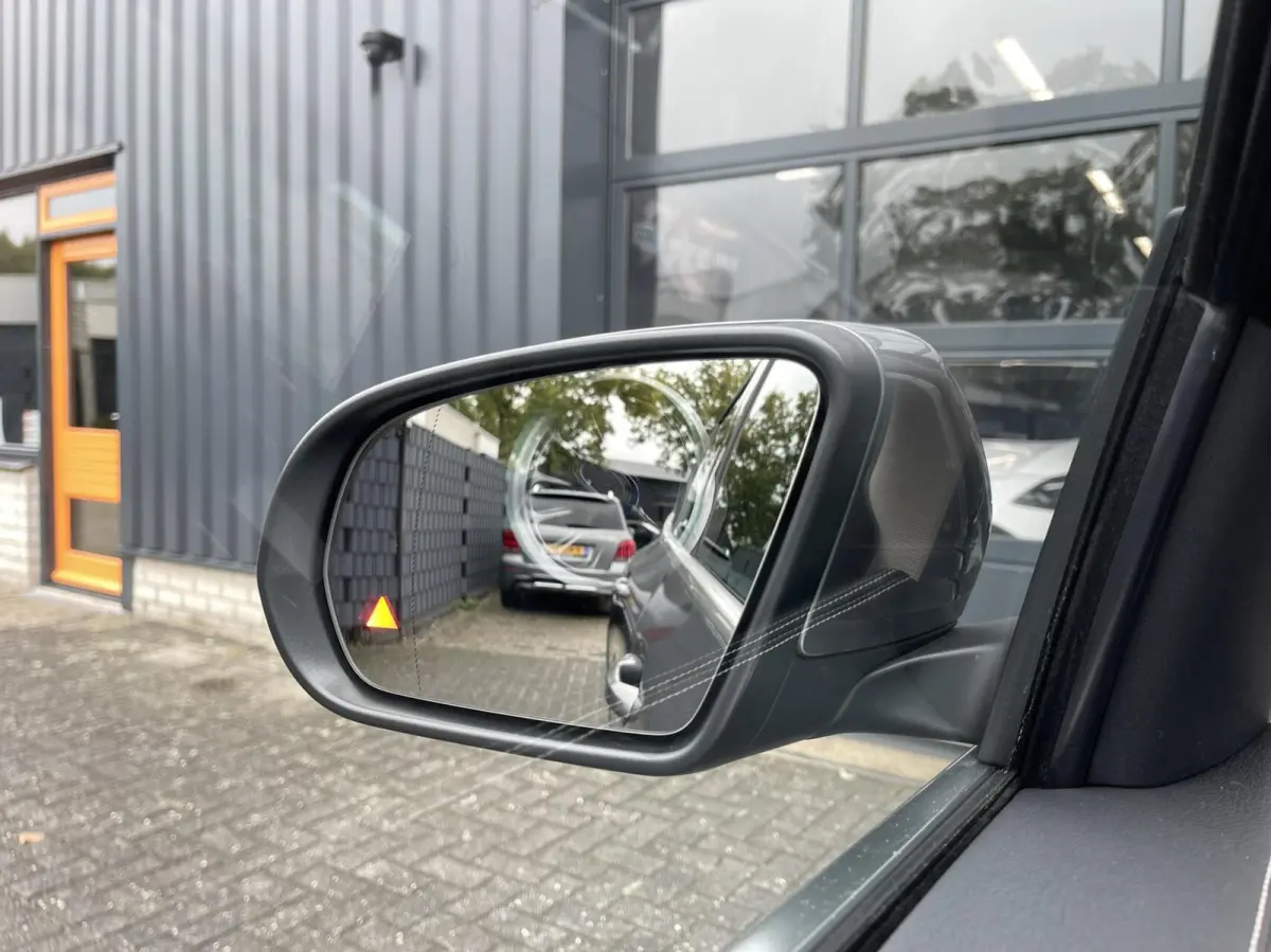 250+ Business Solution Luxury 71 kWh PANORAMADAK|SFEERVERLICHTING|LEER|CAMERA|CARPLAY|DODEHOEK ASSIST|WINTER PAKKET|MBUX