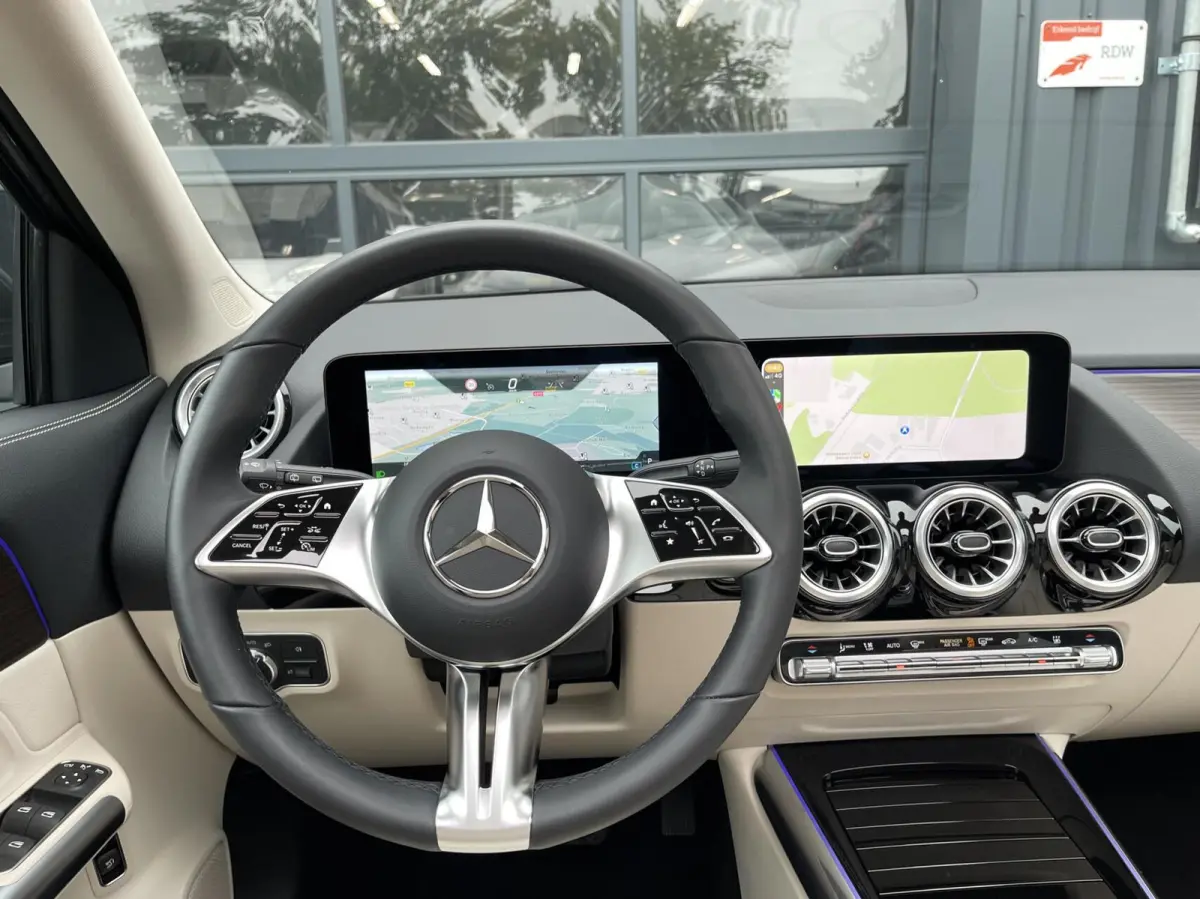 250+ Business Solution Luxury 71 kWh PANORAMADAK|SFEERVERLICHTING|LEER|CAMERA|CARPLAY|DODEHOEK ASSIST|WINTER PAKKET|MBUX