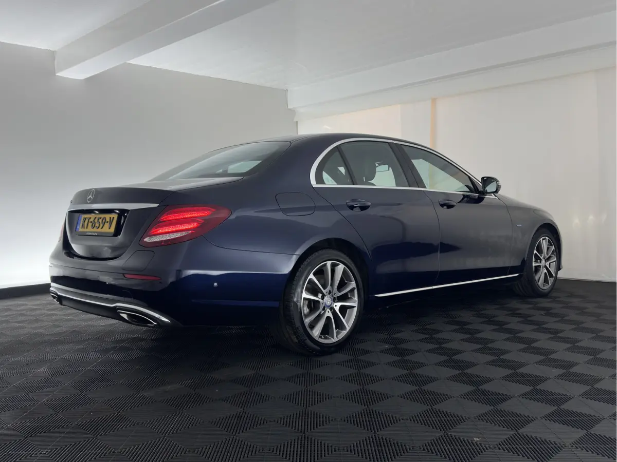 350 e Lease Edition Aut. *LEATHER-FABRIC | FULL-LED | BURMESTER-SOUND | TOP-VIEW | HEATED-SPORTSEATS | AMBIENT-LIGHT | NAVI-FULLMAP | AIRMATIC | SHIFT-PADDLES | ECC | PDC | CRUISE | 18''ALU*