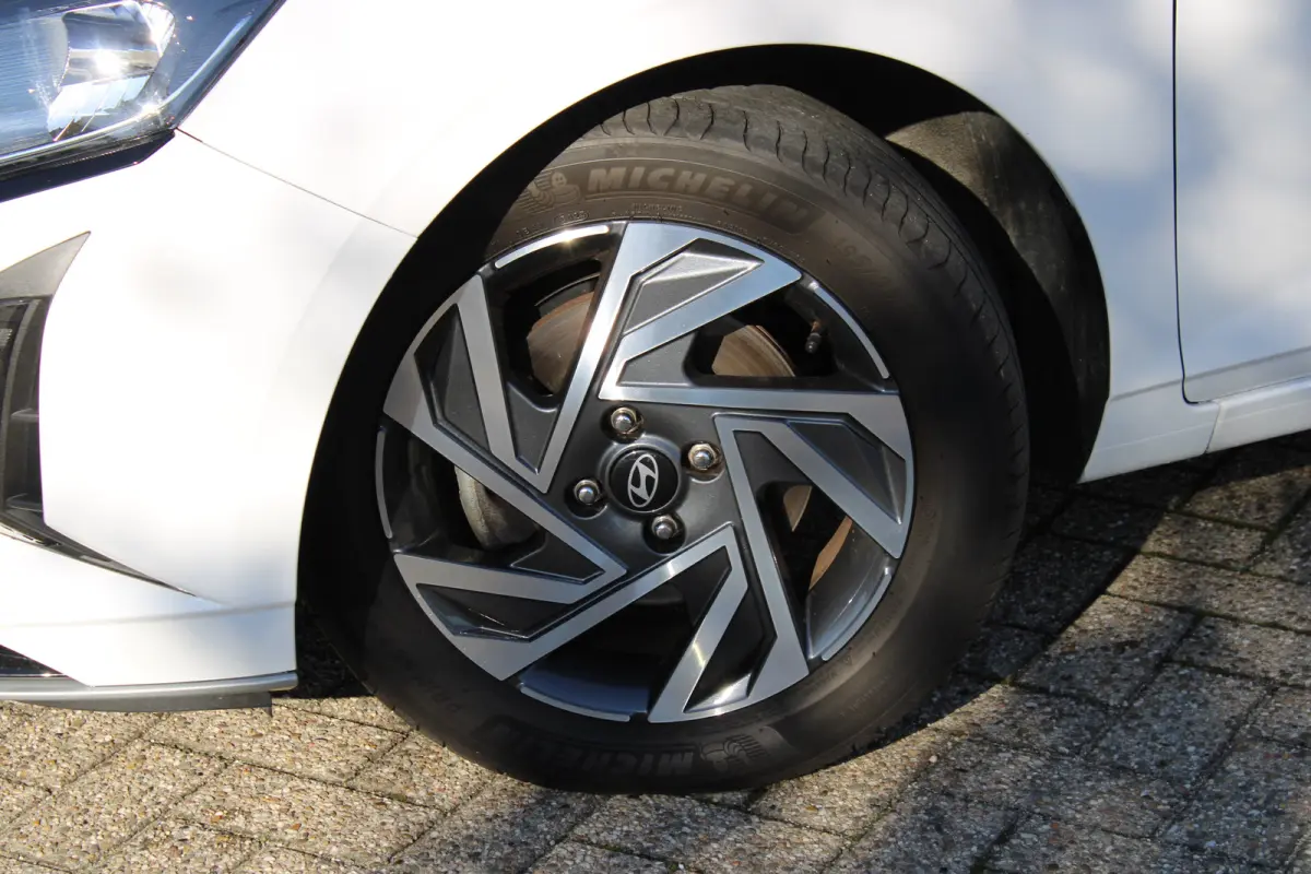 1.0 T-GDI 100pk Comfort | Airco | Camera | Carplay | Cruise control | Dodehoek detectie | Navigatie | Parkeersensoren | Digitaal cockpit | Lichtmetalen velgen