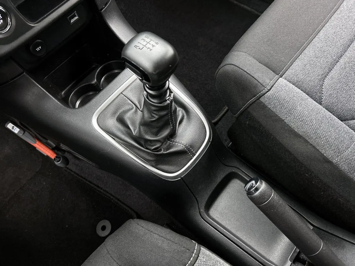 1.2 110pk Business | Navigatie | Camera | Armsteun Voor | Parkeersensoren Voor + Achter | Climate Control | Cruise Control | Getint Glas | 16"LMV | Apple Carplay/Android Auto |