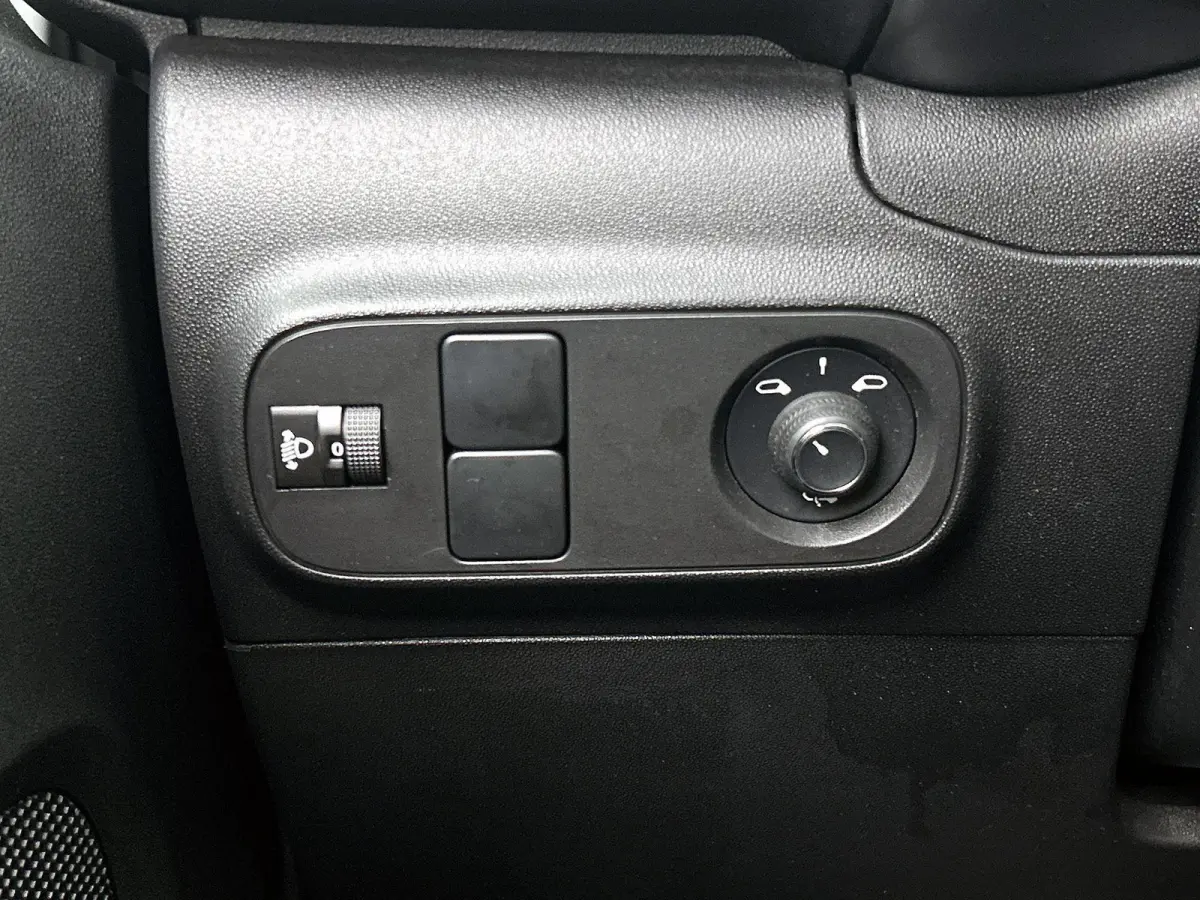 1.2 110pk Business | Navigatie | Camera | Armsteun Voor | Parkeersensoren Voor + Achter | Climate Control | Cruise Control | Getint Glas | 16"LMV | Apple Carplay/Android Auto |