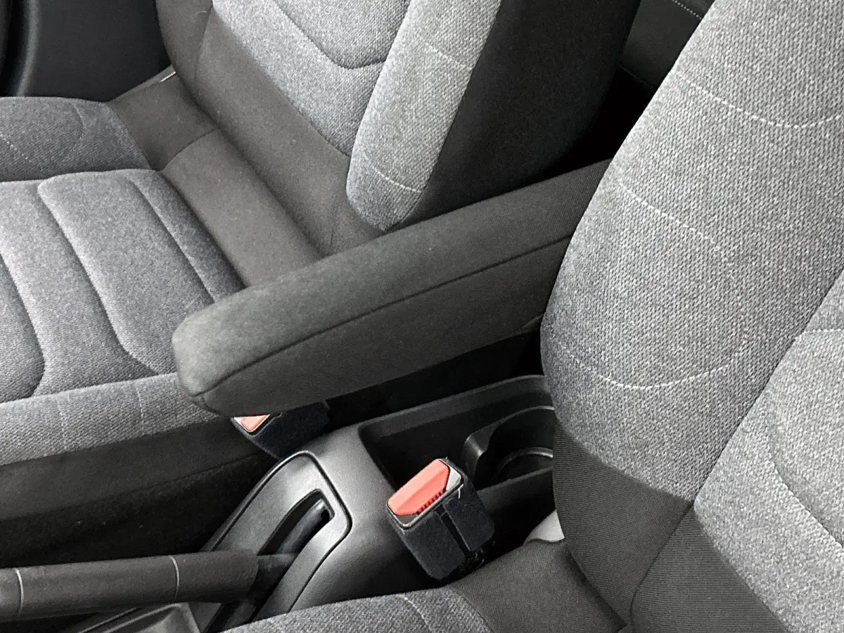 1.2 110pk Business | Navigatie | Camera | Armsteun Voor | Parkeersensoren Voor + Achter | Climate Control | Cruise Control | Getint Glas | 16"LMV | Apple Carplay/Android Auto |