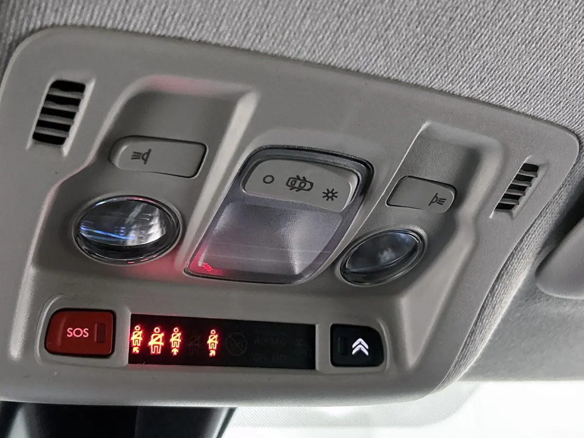 1.2 110pk Business | Navigatie | Camera | Armsteun Voor | Parkeersensoren Voor + Achter | Climate Control | Cruise Control | Getint Glas | 16"LMV | Apple Carplay/Android Auto |
