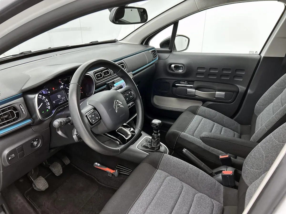 1.2 110pk Business | Navigatie | Camera | Armsteun Voor | Parkeersensoren Voor + Achter | Climate Control | Cruise Control | Getint Glas | 16"LMV | Apple Carplay/Android Auto |