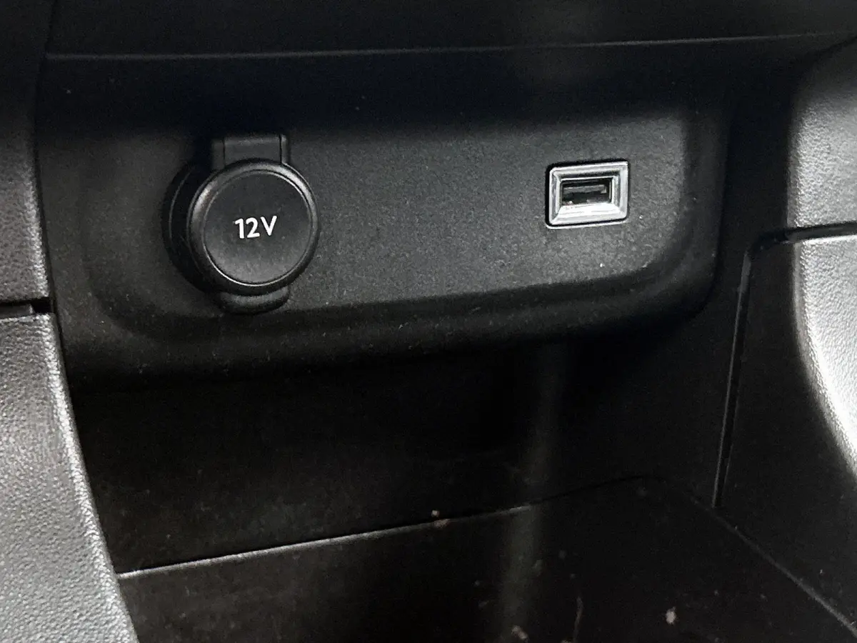 1.2 110pk Business | Navigatie | Camera | Armsteun Voor | Parkeersensoren Voor + Achter | Climate Control | Cruise Control | Getint Glas | 16"LMV | Apple Carplay/Android Auto |