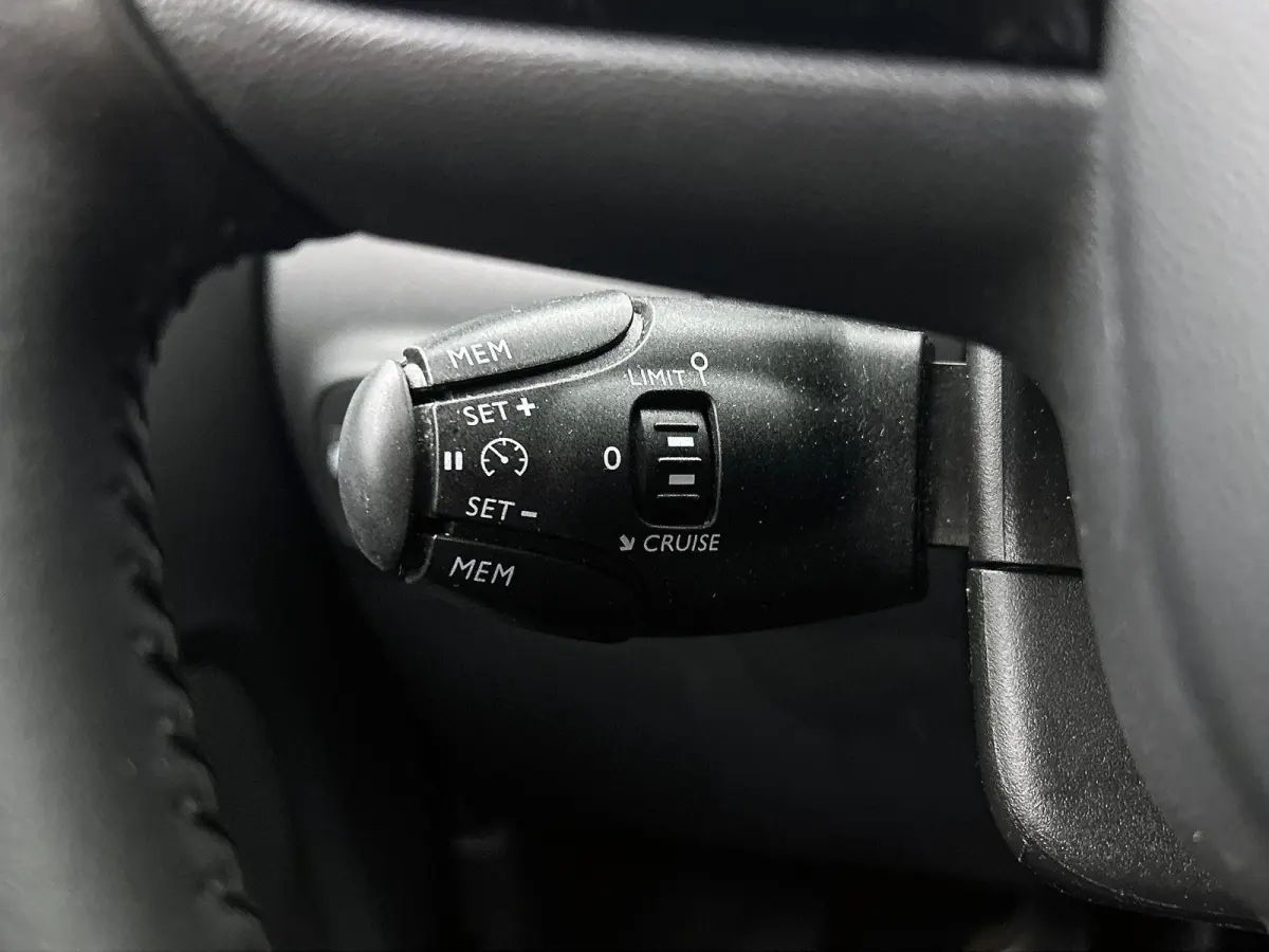 1.2 110pk Business | Navigatie | Camera | Armsteun Voor | Parkeersensoren Voor + Achter | Climate Control | Cruise Control | Getint Glas | 16"LMV | Apple Carplay/Android Auto |