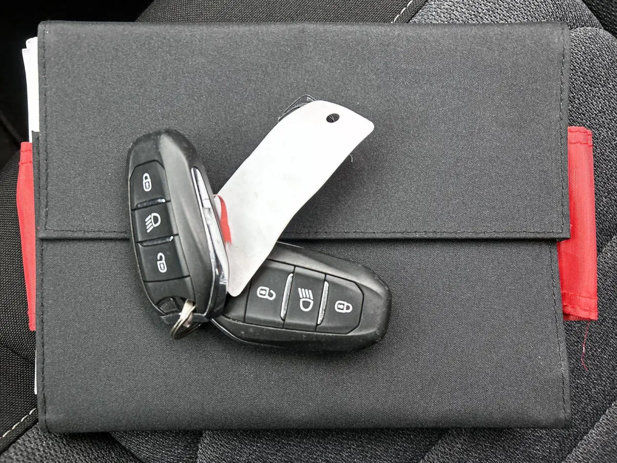 1.2 110pk Business | Navigatie | Camera | Armsteun Voor | Parkeersensoren Voor + Achter | Climate Control | Cruise Control | Getint Glas | 16"LMV | Apple Carplay/Android Auto |