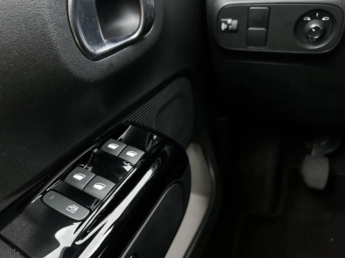 1.2 110pk Business | Navigatie | Camera | Armsteun Voor | Parkeersensoren Voor + Achter | Climate Control | Cruise Control | Getint Glas | 16"LMV | Apple Carplay/Android Auto |