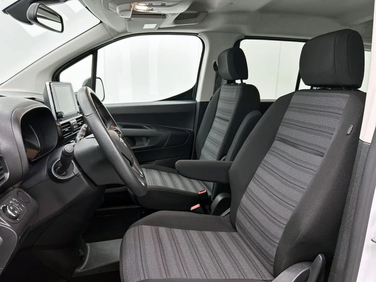 L2 Elegance 50 kWh 136pk Automaat | Panoramadak | Camera | 7-Zits | Navigatie | Dakrails | Parkeersensoren | 16"LMV |