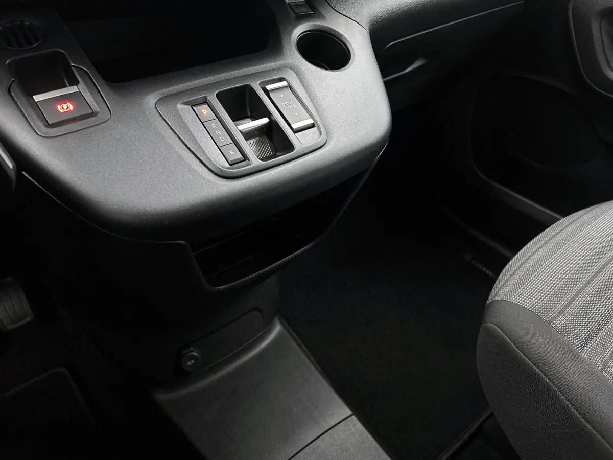 L2 Elegance 50 kWh 136pk Automaat | Panoramadak | Camera | 7-Zits | Navigatie | Dakrails | Parkeersensoren | 16"LMV |
