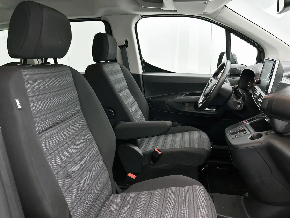 L2 Elegance 50 kWh 136pk Automaat | Panoramadak | Camera | 7-Zits | Navigatie | Dakrails | Parkeersensoren | 16"LMV |