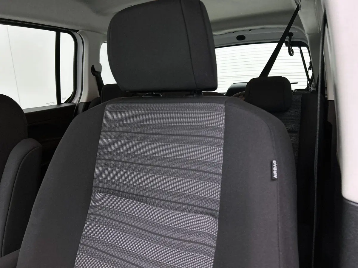 L2 Elegance 50 kWh 136pk Automaat | Panoramadak | Camera | 7-Zits | Navigatie | Dakrails | Parkeersensoren | 16"LMV |