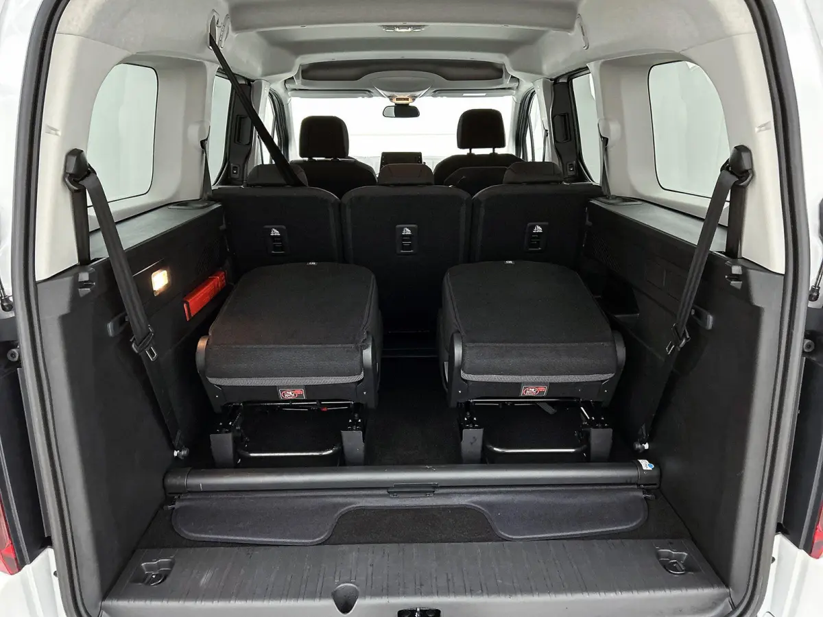 L2 Elegance 50 kWh 136pk Automaat | Panoramadak | Camera | 7-Zits | Navigatie | Dakrails | Parkeersensoren | 16"LMV |