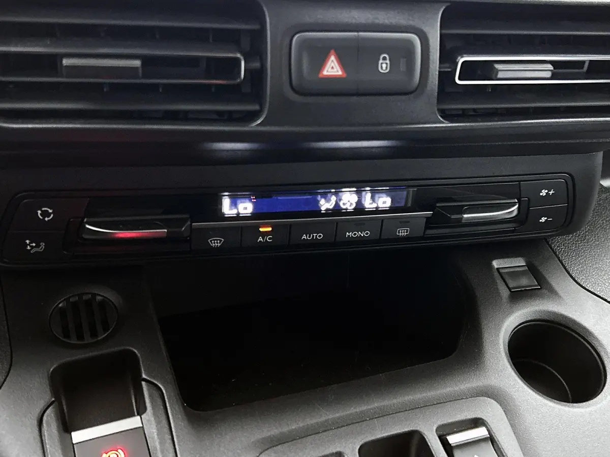 L2 Elegance 50 kWh 136pk Automaat | Panoramadak | Camera | 7-Zits | Navigatie | Dakrails | Parkeersensoren | 16"LMV |