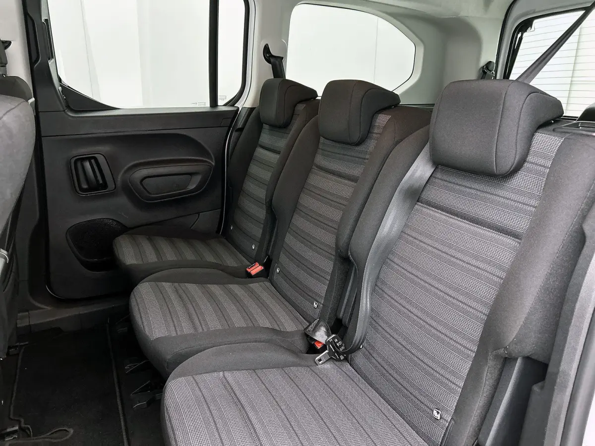 L2 Elegance 50 kWh 136pk Automaat | Panoramadak | Camera | 7-Zits | Navigatie | Dakrails | Parkeersensoren | 16"LMV |