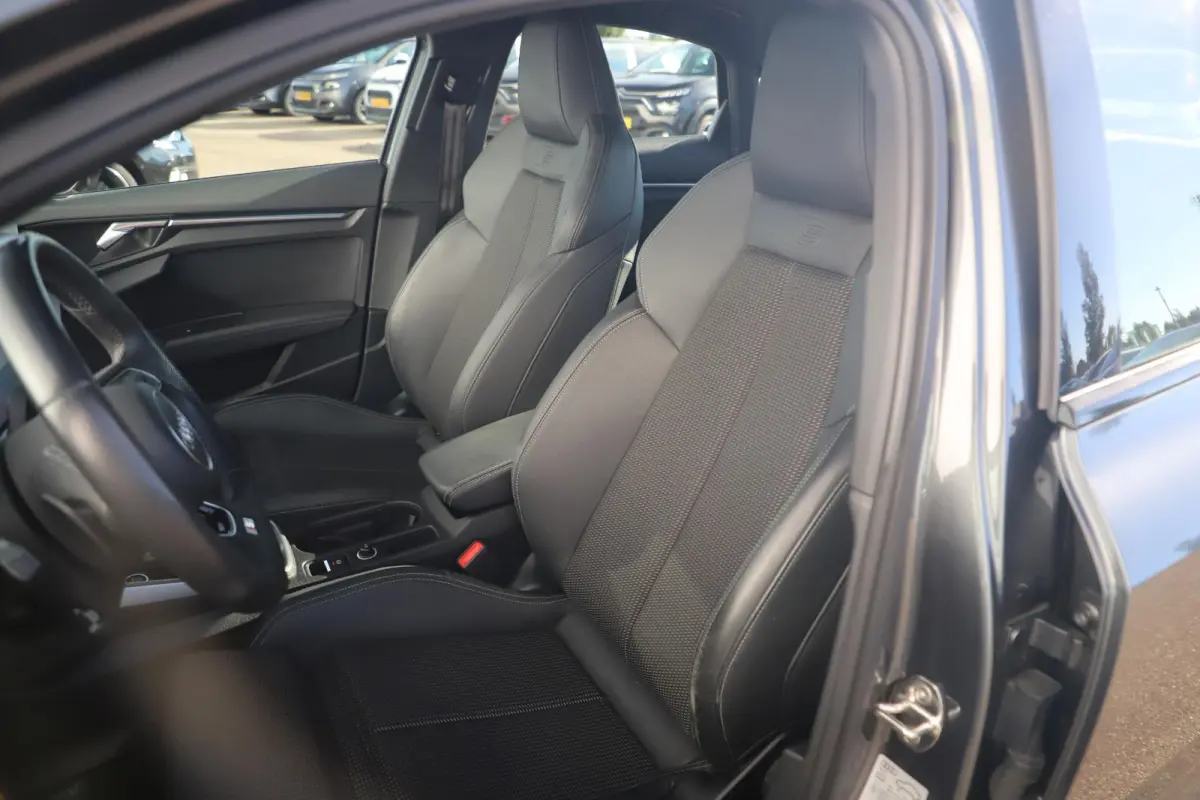 30 TFSI S edition Virtual Cockpit Half Leder Stoelverwarming LED Navigatie Achteruitrijcamera Parkeersensors Carplay S-Line Sport