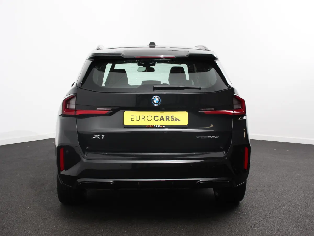 xDrive25e M-Sport Trekhaak Navigatie Apple CarPlay Android Auto Camera Parkeerhulp Adaptive Cruise Control Dodehoekdetectie Stoelverwarming Full Led Leder Keyless entry Climate Control Licht