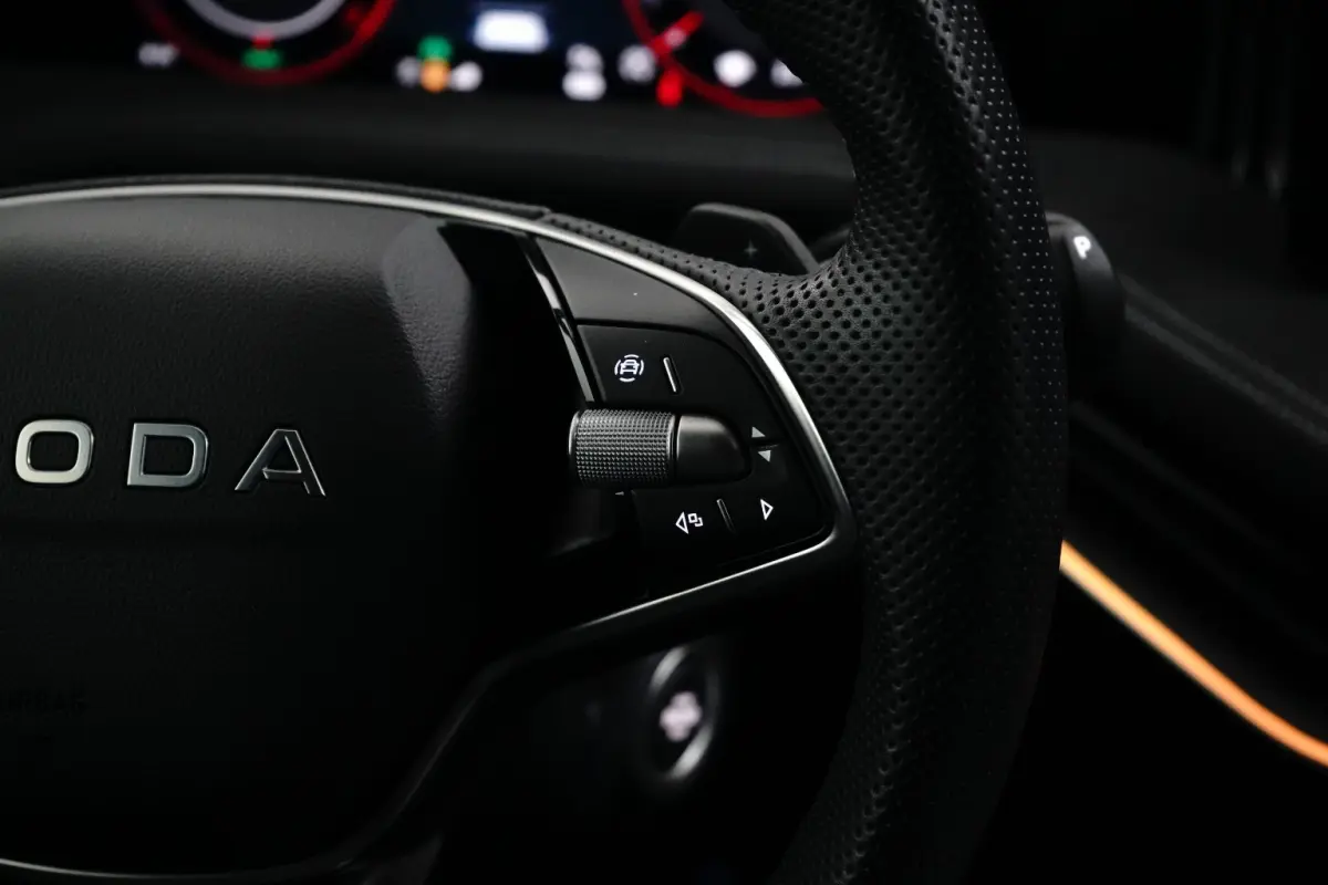 1.5 TSI iV 204PK Sportline PHEV DSG-6 | VERLEGNDE GARANTIE | TREKHAAK | STOEL(V+A) + STUURVERW. | CAMERA | HEAD-UP | MEMORY | CARPLAY |  18 INCH | CLIMATE CONTROL |