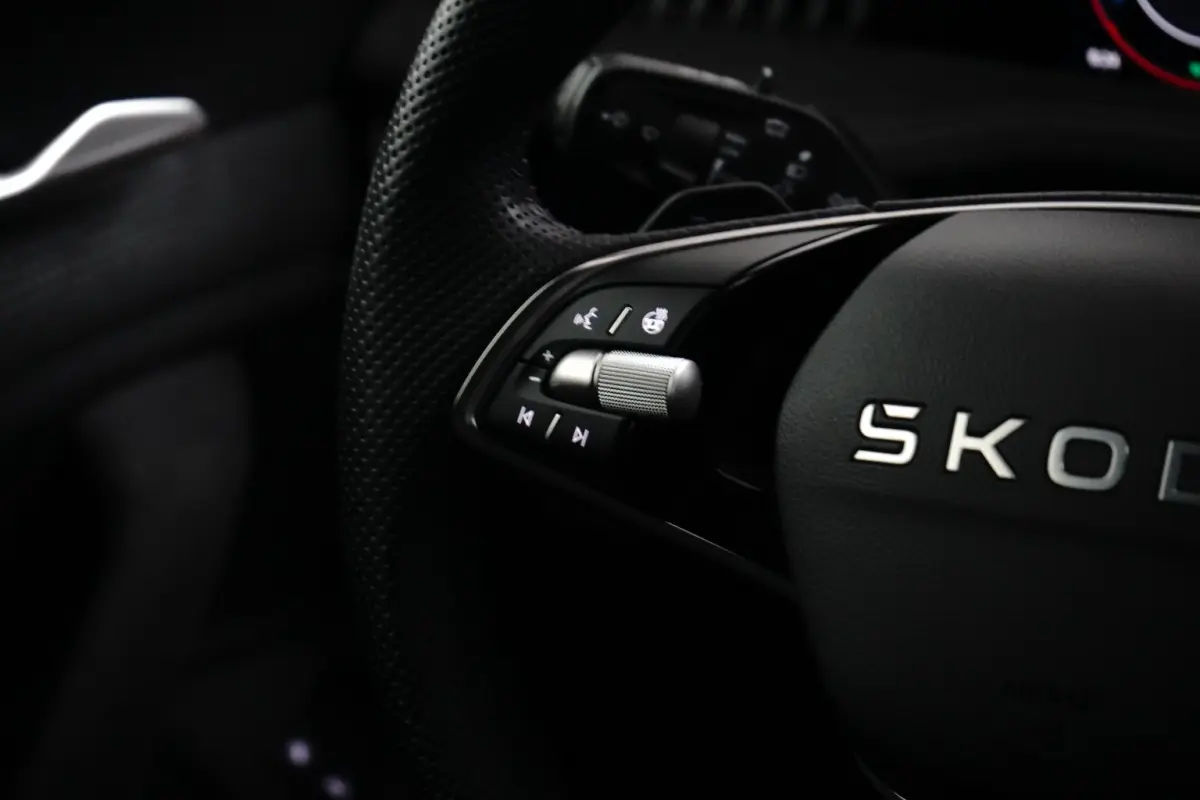 1.5 TSI iV 204PK Sportline PHEV DSG-6 | VERLEGNDE GARANTIE | TREKHAAK | STOEL(V+A) + STUURVERW. | CAMERA | HEAD-UP | MEMORY | CARPLAY |  18 INCH | CLIMATE CONTROL |