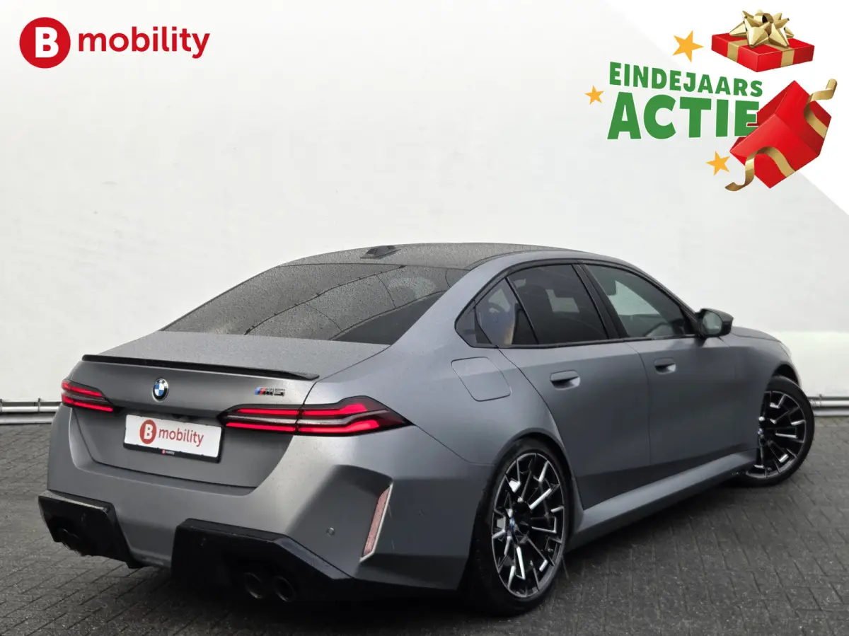 M5 'Frozen Grey' M-Drivers Package Origineel NL! Nw.Pr.€172.801,- Akrapovic Keramische Remmen | Carbon package | Trekhaak | Stoelventilatie/Verwarming | Bower/Wilkins
