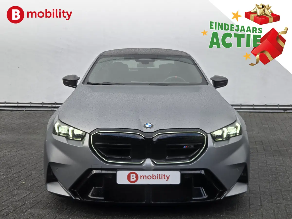 M5 'Frozen Grey' M-Drivers Package Origineel NL! Nw.Pr.€172.801,- Akrapovic Keramische Remmen | Carbon package | Trekhaak | Stoelventilatie/Verwarming | Bower/Wilkins
