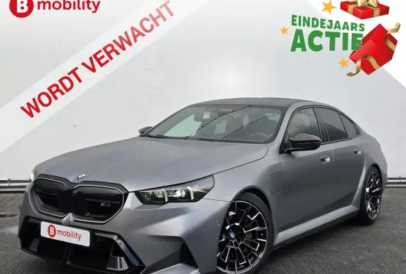 M5 'Frozen Grey' M-Drivers Package Origineel NL! Nw.Pr.€172.801,- Akrapovic Keramische Remmen | Carbon package | Trekhaak | Stoelventilatie/Verwarming | Bower/Wilkins