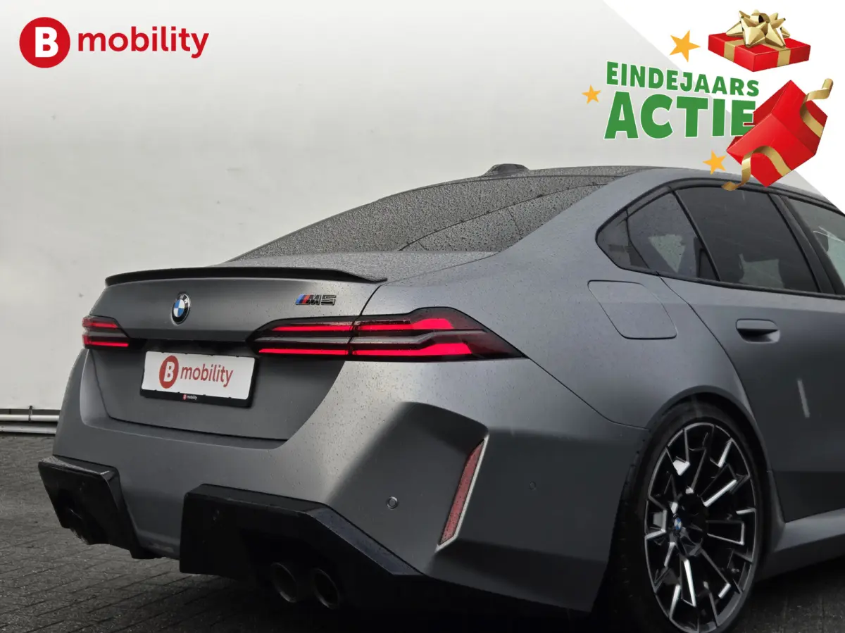 M5 'Frozen Grey' M-Drivers Package Origineel NL! Nw.Pr.€172.801,- Akrapovic Keramische Remmen | Carbon package | Trekhaak | Stoelventilatie/Verwarming | Bower/Wilkins
