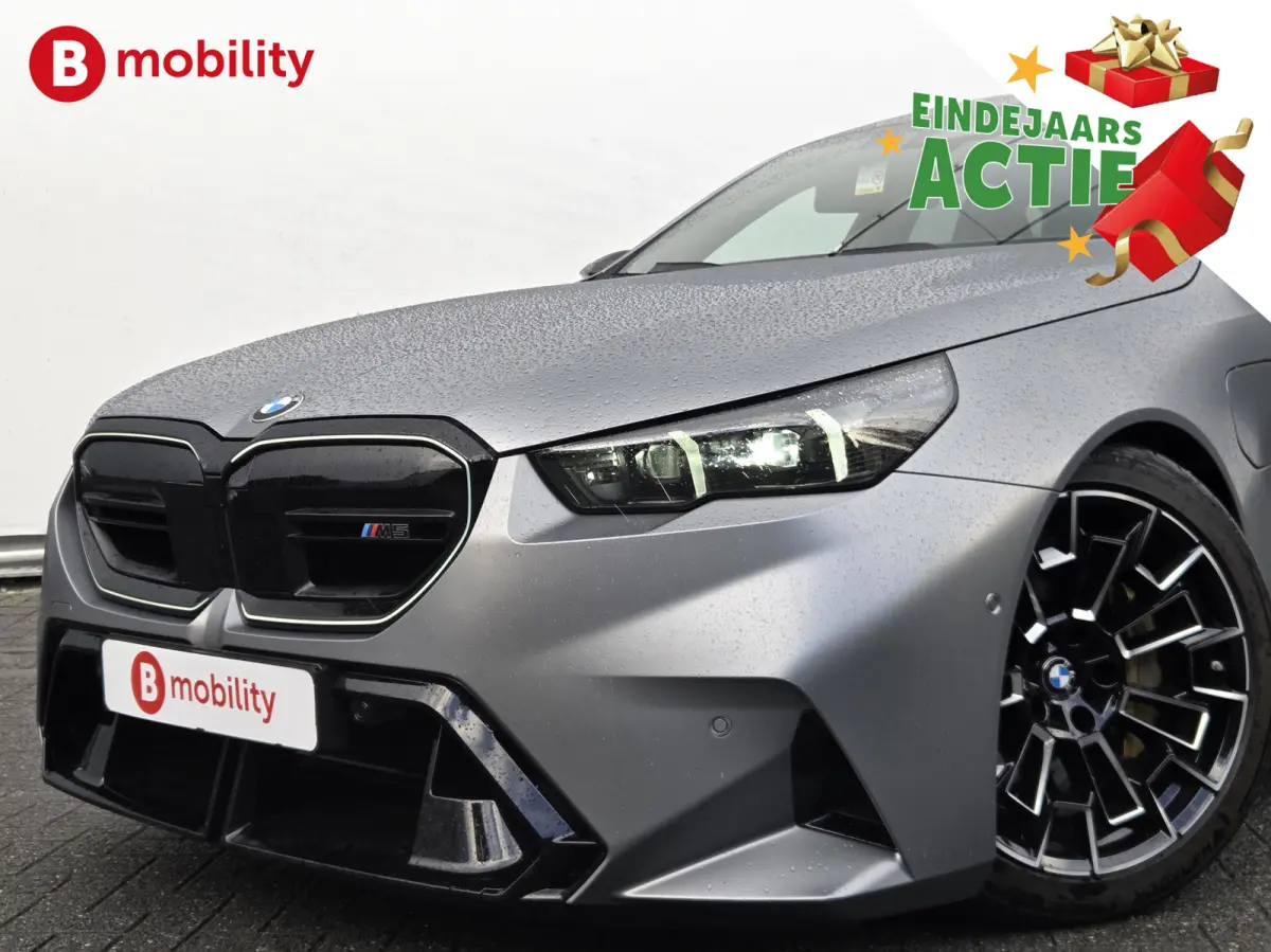 M5 'Frozen Grey' M-Drivers Package Origineel NL! Nw.Pr.€172.801,- Akrapovic Keramische Remmen | Carbon package | Trekhaak | Stoelventilatie/Verwarming | Bower/Wilkins