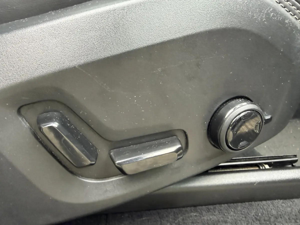2.0 T8 Recharge AWD Ultimate Bright 7P Schuif/kantel dak Head UP