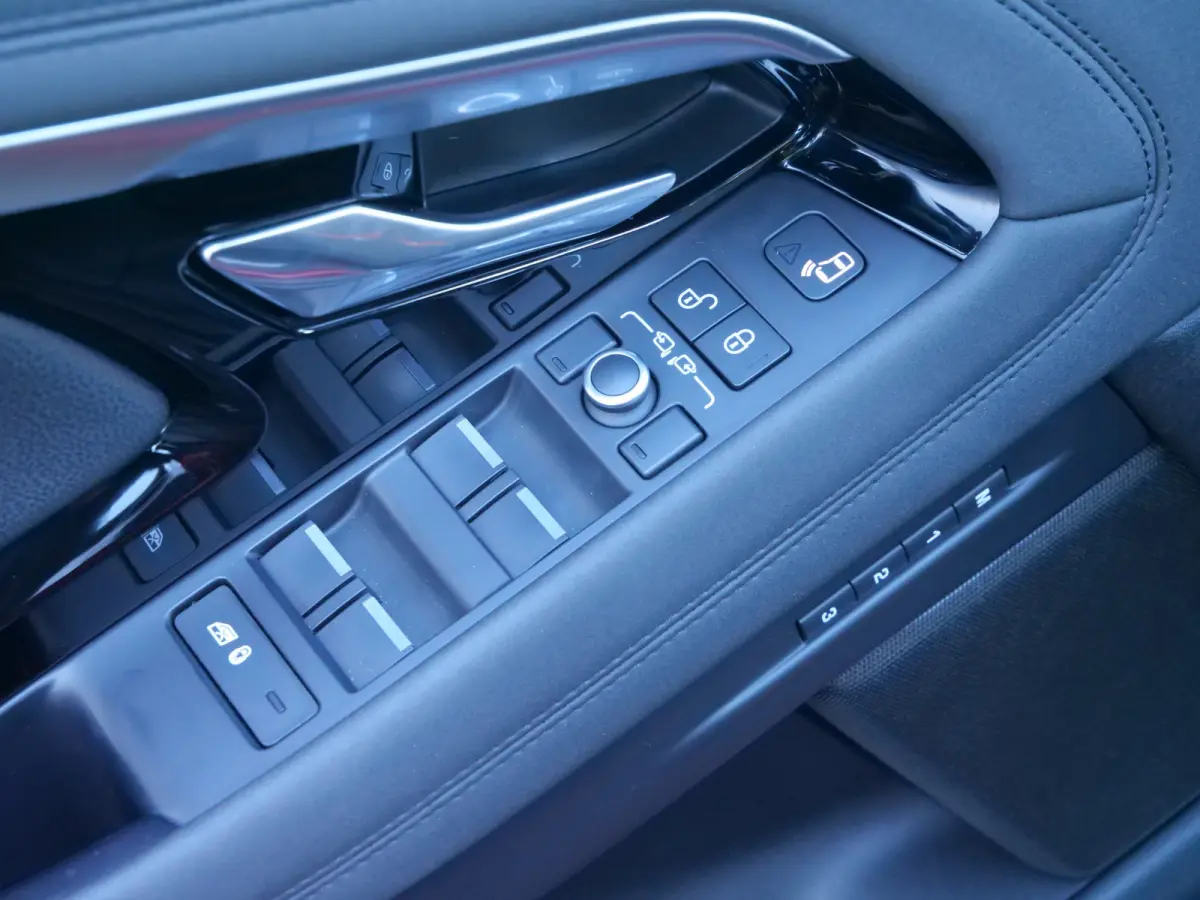 2.0 P200 AWD R-Dynamic HSE 200 Pk Automaat Navi / Leer / Pano-dak / Trekhaak / Apple Carplay / DAB / Winterpakket