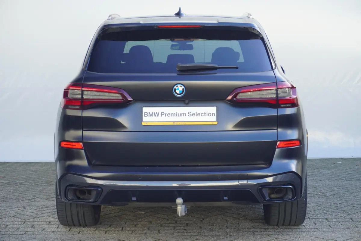 xDrive45e | Black Vermilion Edition | M Sportpakket | Panoramadak Sky Lounge | Comfortstoelen met stoelventilatie | Head-Up Display | Driving Assistant Professional | Trekhaak