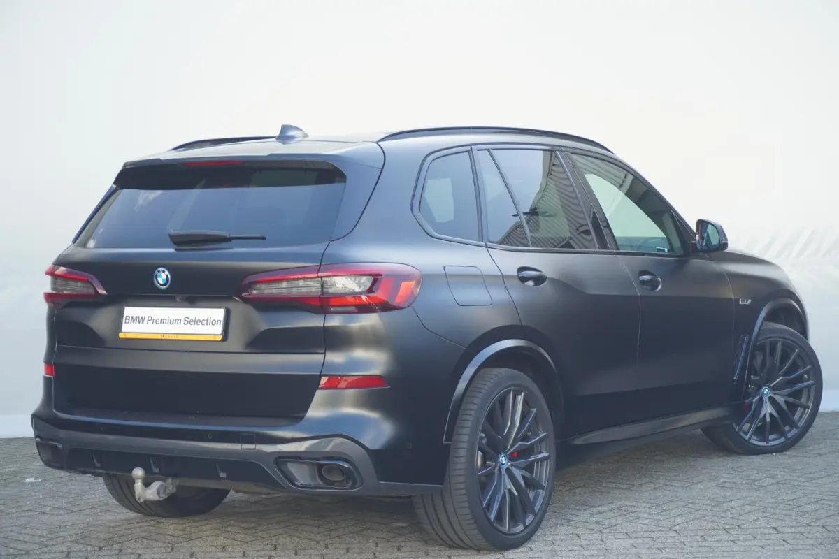 xDrive45e | Black Vermilion Edition | M Sportpakket | Panoramadak Sky Lounge | Comfortstoelen met stoelventilatie | Head-Up Display | Driving Assistant Professional | Trekhaak