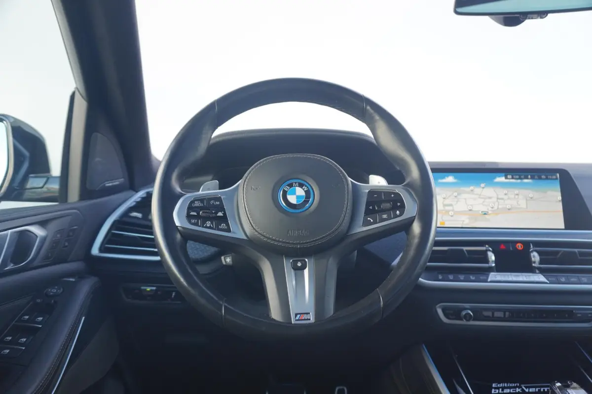 xDrive45e | Black Vermilion Edition | M Sportpakket | Panoramadak Sky Lounge | Comfortstoelen met stoelventilatie | Head-Up Display | Driving Assistant Professional | Trekhaak