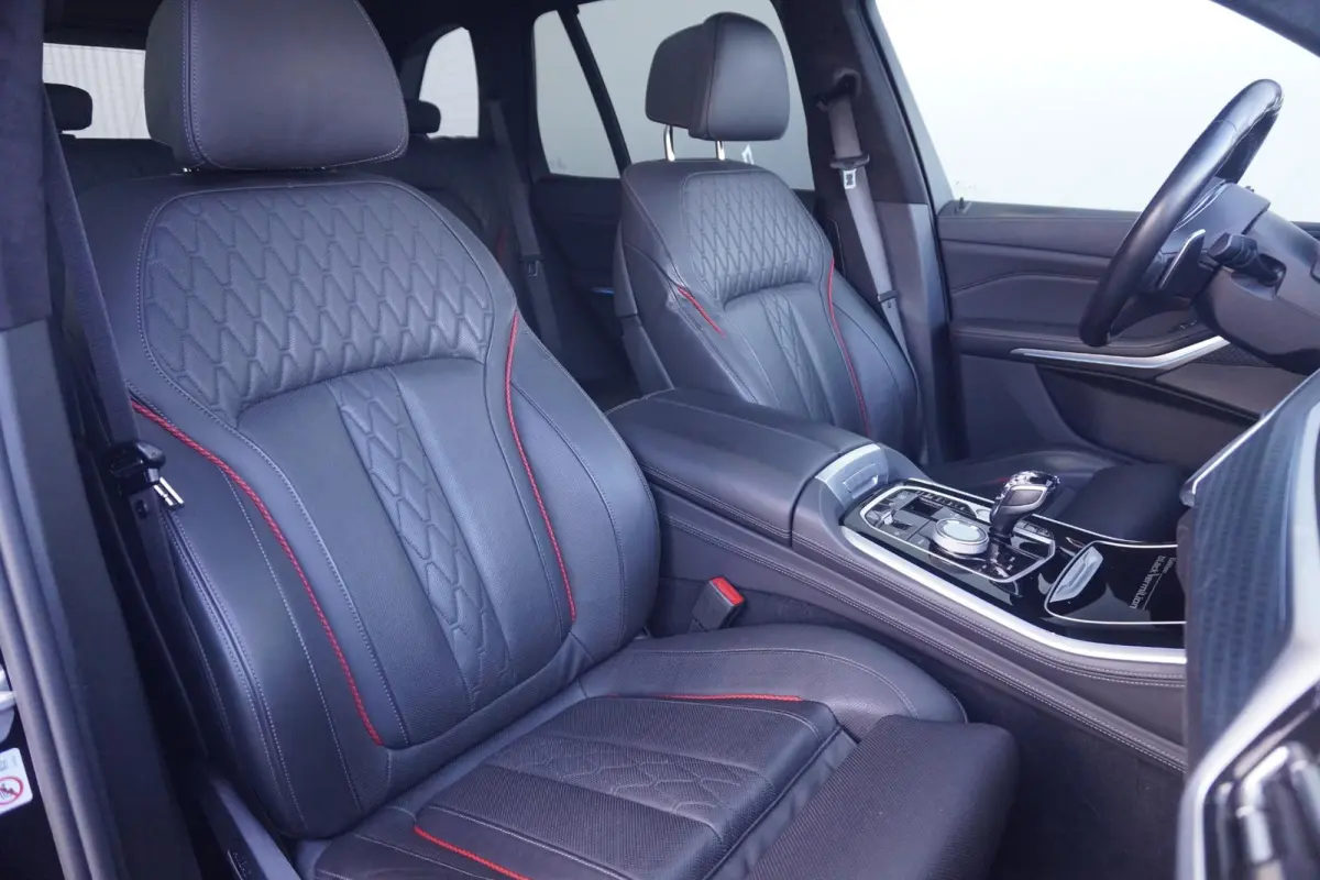 xDrive45e | Black Vermilion Edition | M Sportpakket | Panoramadak Sky Lounge | Comfortstoelen met stoelventilatie | Head-Up Display | Driving Assistant Professional | Trekhaak
