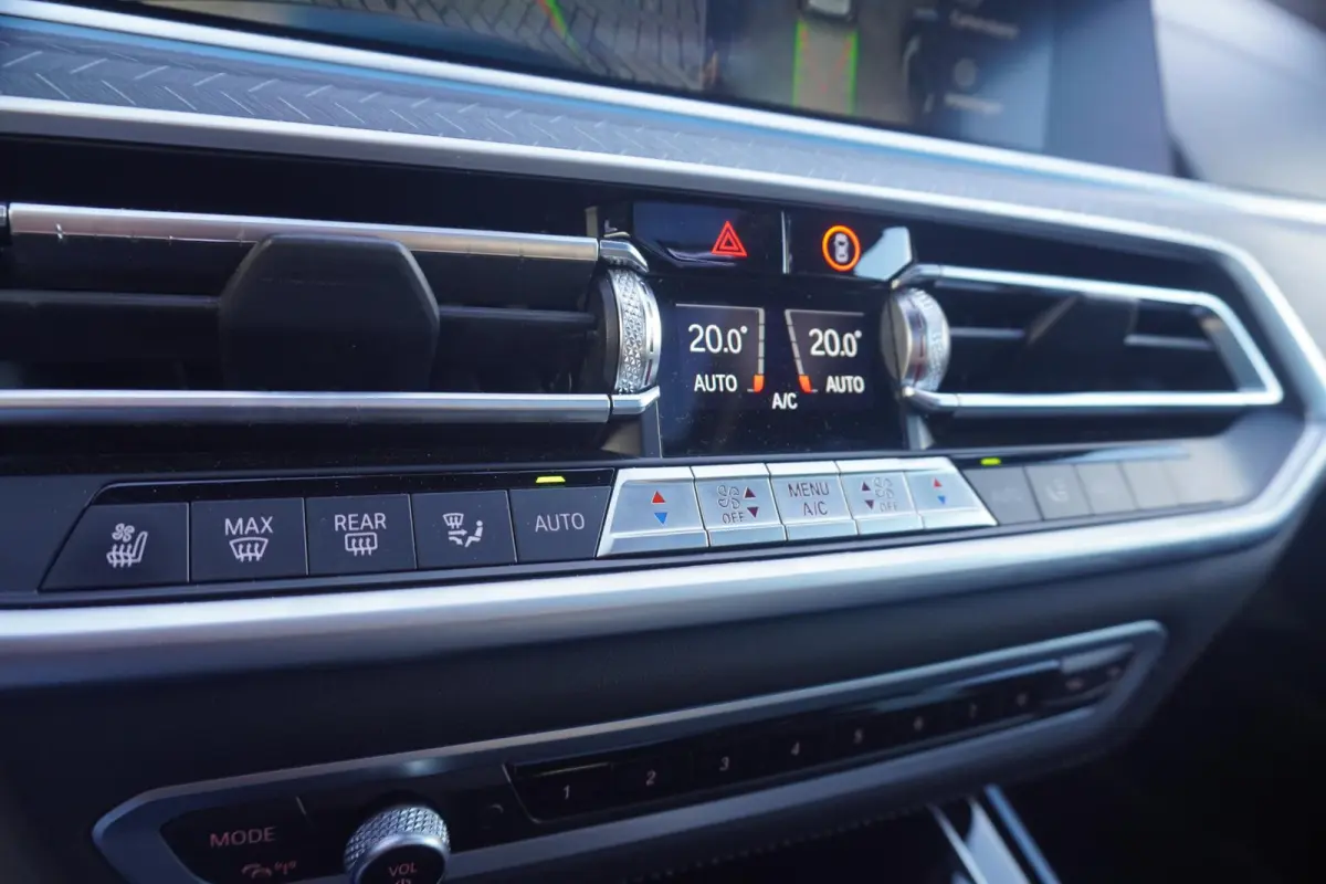 xDrive45e | Black Vermilion Edition | M Sportpakket | Panoramadak Sky Lounge | Comfortstoelen met stoelventilatie | Head-Up Display | Driving Assistant Professional | Trekhaak