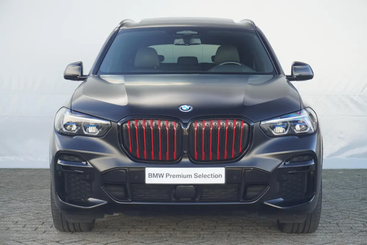 xDrive45e | Black Vermilion Edition | M Sportpakket | Panoramadak Sky Lounge | Comfortstoelen met stoelventilatie | Head-Up Display | Driving Assistant Professional | Trekhaak