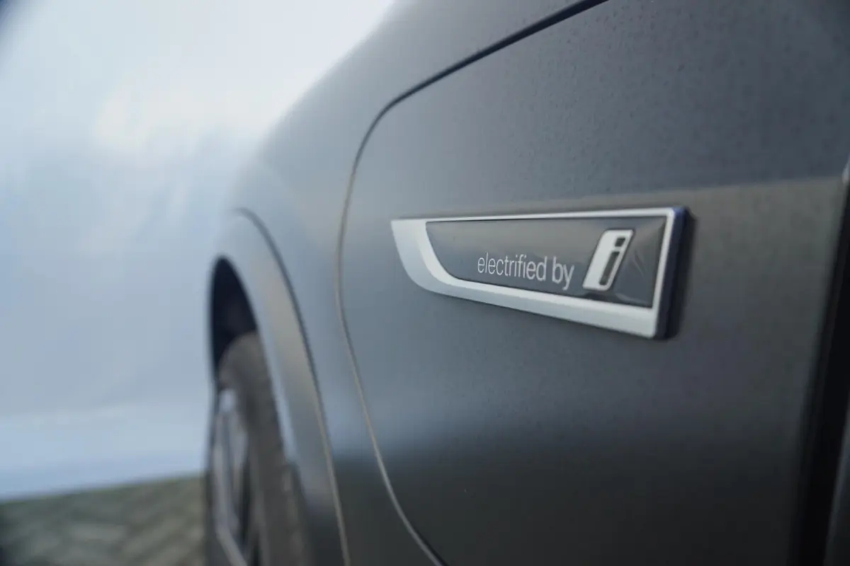 xDrive45e | Black Vermilion Edition | M Sportpakket | Panoramadak Sky Lounge | Comfortstoelen met stoelventilatie | Head-Up Display | Driving Assistant Professional | Trekhaak