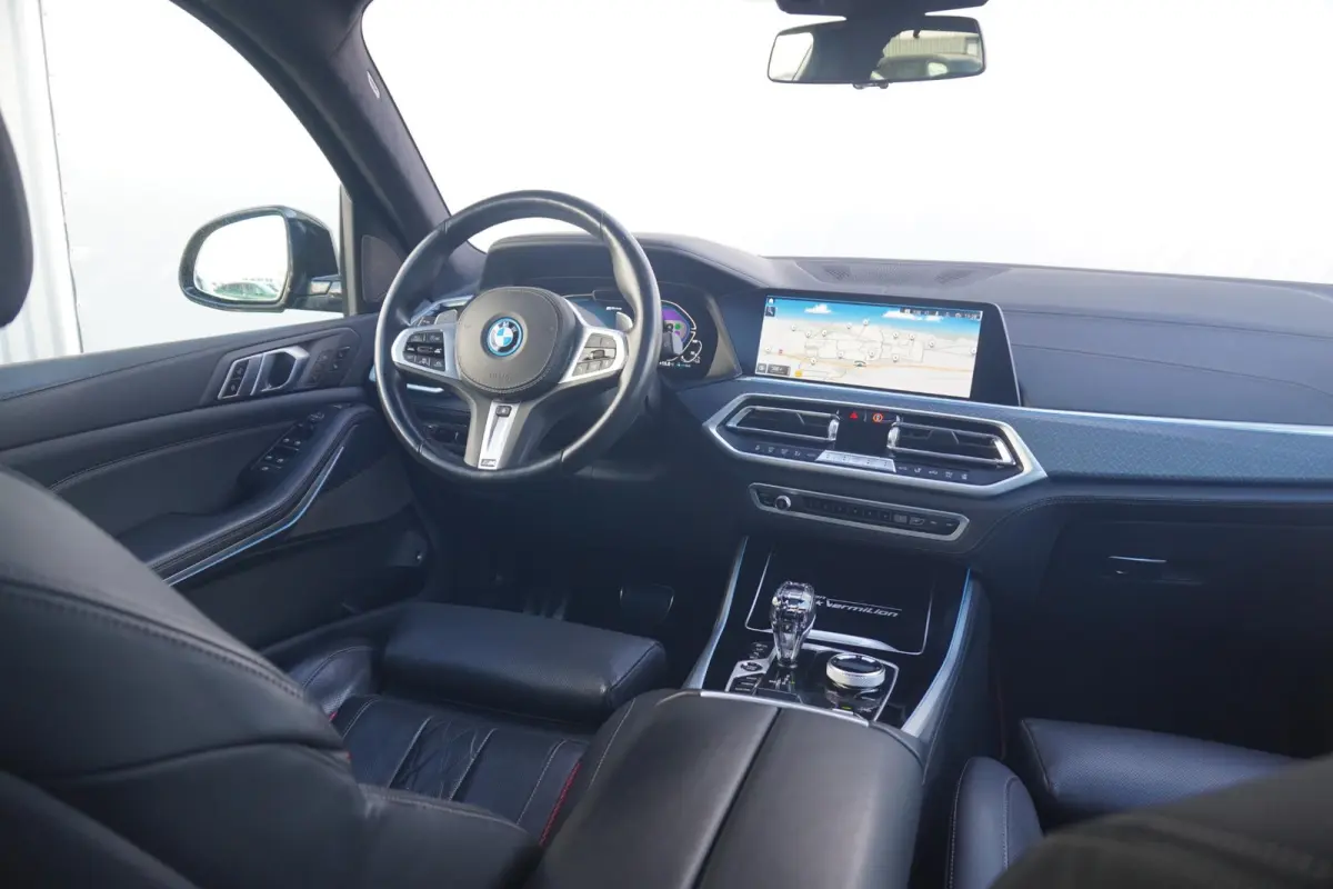 xDrive45e | Black Vermilion Edition | M Sportpakket | Panoramadak Sky Lounge | Comfortstoelen met stoelventilatie | Head-Up Display | Driving Assistant Professional | Trekhaak