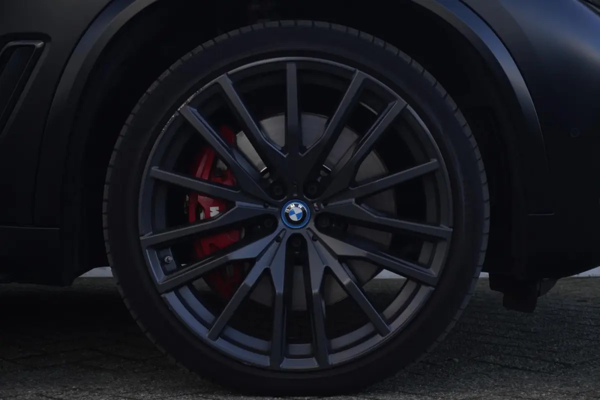 xDrive45e | Black Vermilion Edition | M Sportpakket | Panoramadak Sky Lounge | Comfortstoelen met stoelventilatie | Head-Up Display | Driving Assistant Professional | Trekhaak