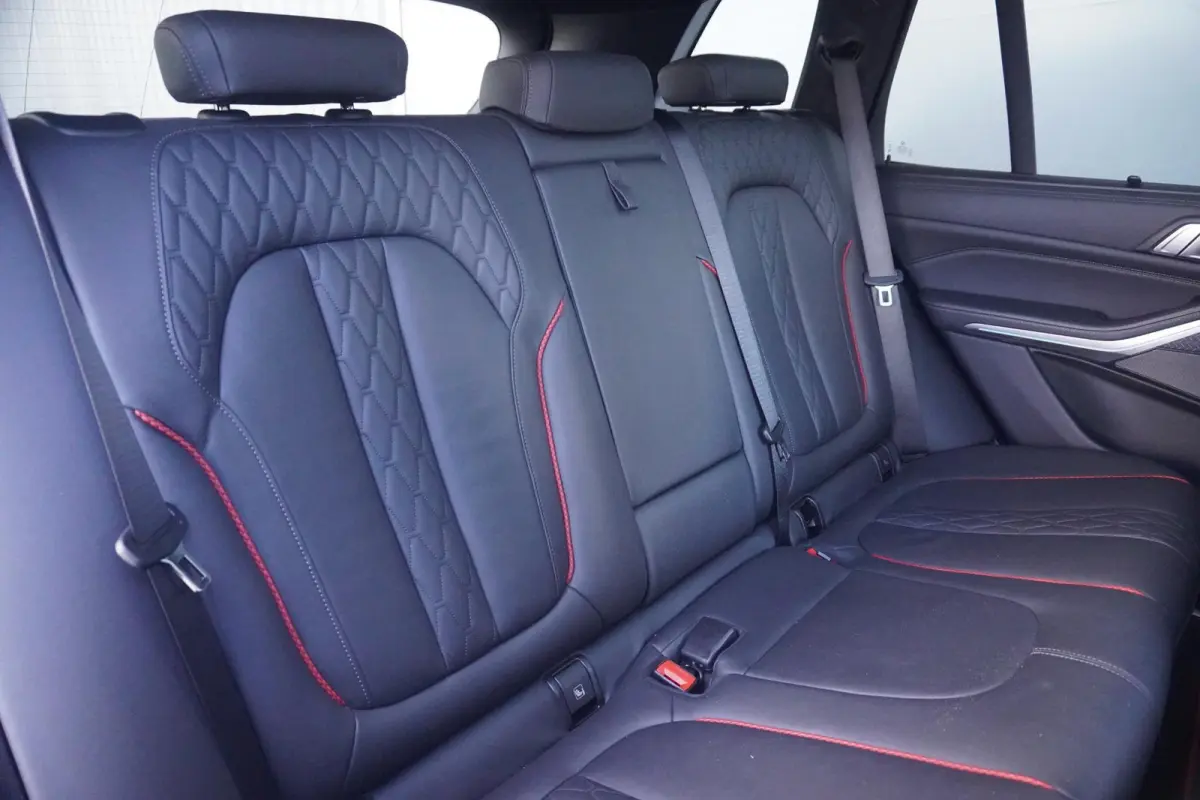 xDrive45e | Black Vermilion Edition | M Sportpakket | Panoramadak Sky Lounge | Comfortstoelen met stoelventilatie | Head-Up Display | Driving Assistant Professional | Trekhaak