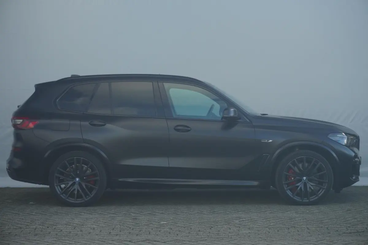xDrive45e | Black Vermilion Edition | M Sportpakket | Panoramadak Sky Lounge | Comfortstoelen met stoelventilatie | Head-Up Display | Driving Assistant Professional | Trekhaak