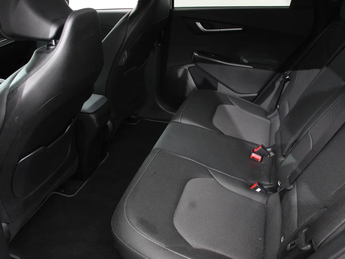 Light Edition Automaat 58 kWh Navigatie Apple Carplay Android Auto Camera Parkeersensoren achter Cruise Control Climate Control Lichtmetalen Velgen